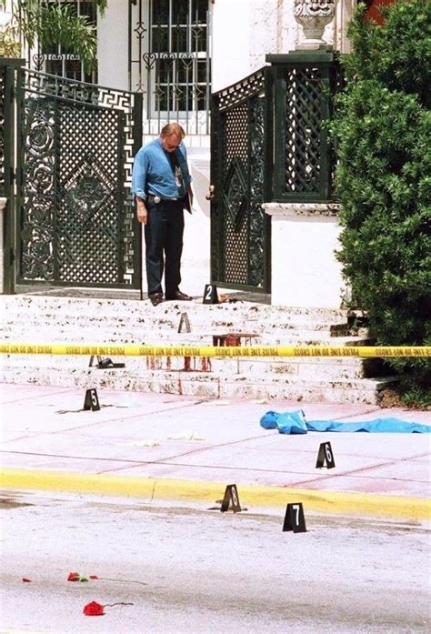 hanno ucciso gianni versace|how did versace get killed.